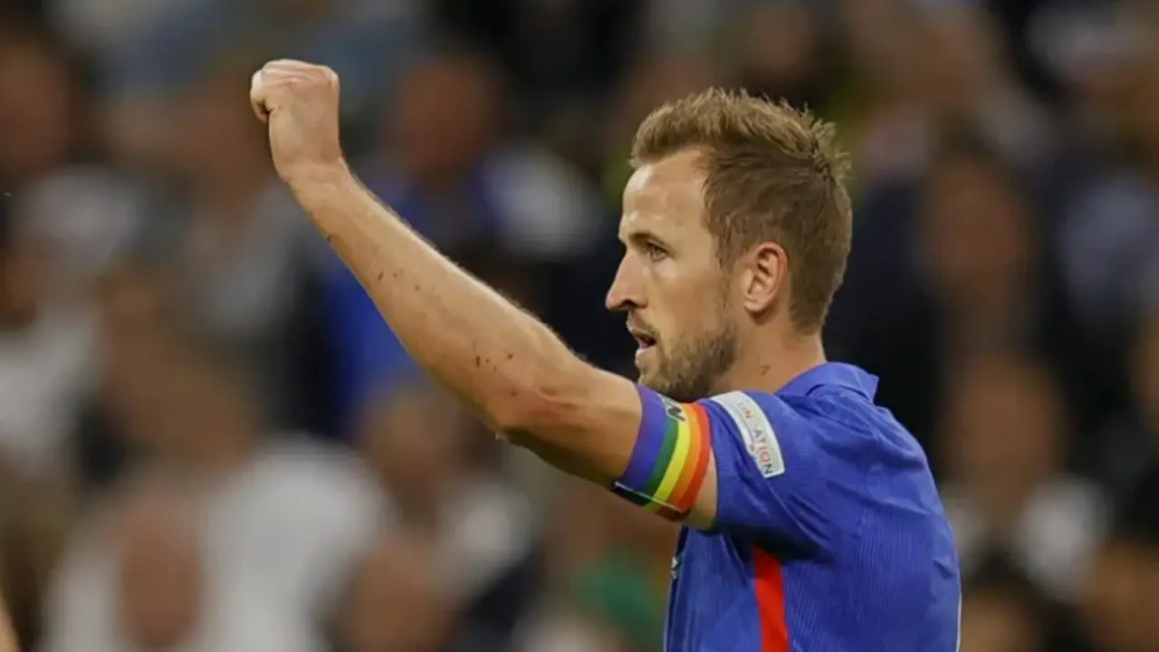 El capit&aacute;n de Inglaterra, Harry Kane, porta el brazalete arco&iacute;ris durante un partido. EFE/EPA/Ronald Wittek