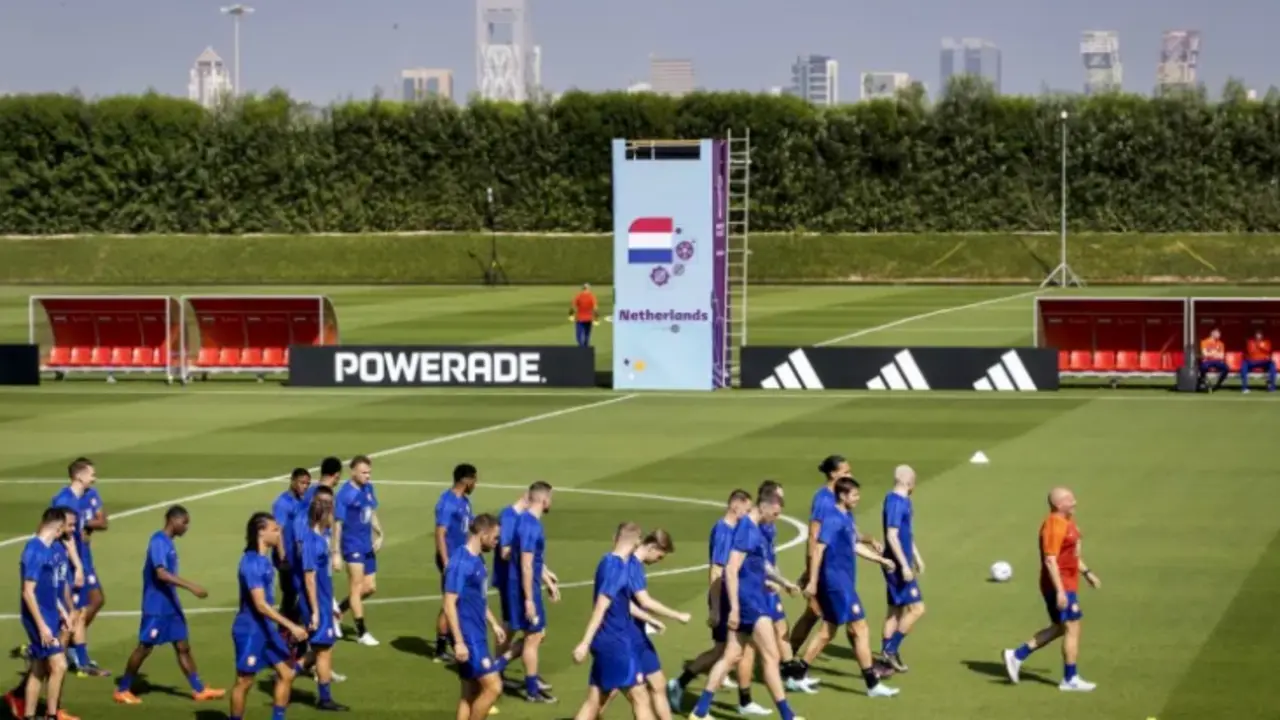 Entrenamiento de la selecci&oacute;n nacional de f&uacute;tbol de los Pa&iacute;ses Bajos en la Universidad de Qatar en Doha, antes de su enfrentamiento con Senegal. EFE/EPA/Koen Van Weel