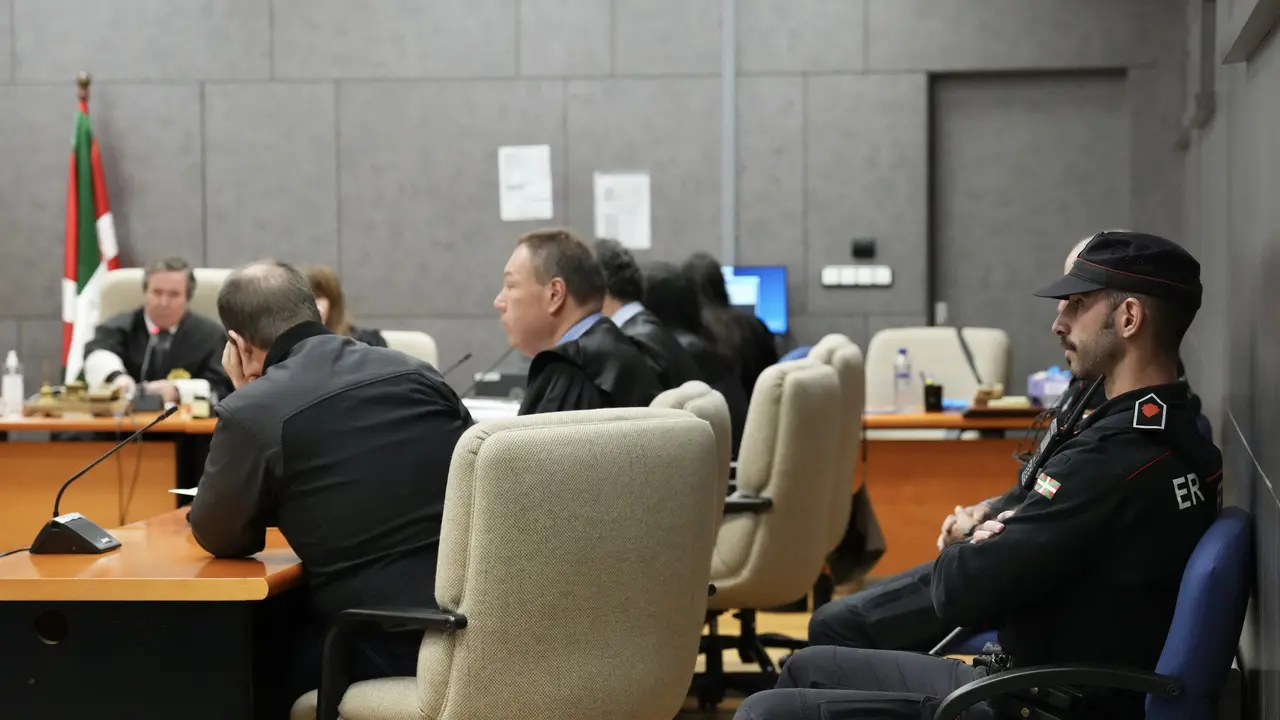 Vista de la sala en la jornada de inicio del juicio, en la Audiencia Provincial de Bizkaia, contra el acusado de matar a su t&iacute;o en Amorebieta (Bizkaia). / H. Bilbao