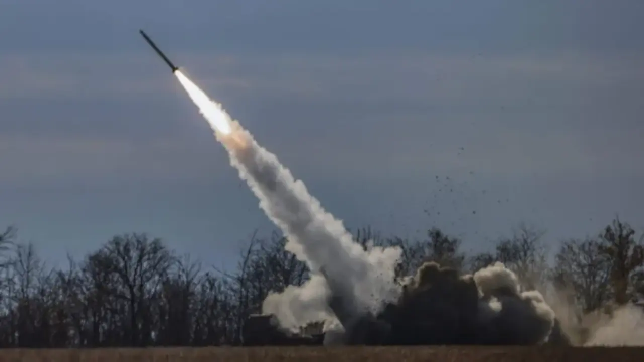 Un sistema de cohetes de artiller&iacute;a de alta movilidad (HIMARS) del ej&eacute;rcito ucraniano dispara cerca de la l&iacute;nea del frente. EFE/Hannibal Hanschke