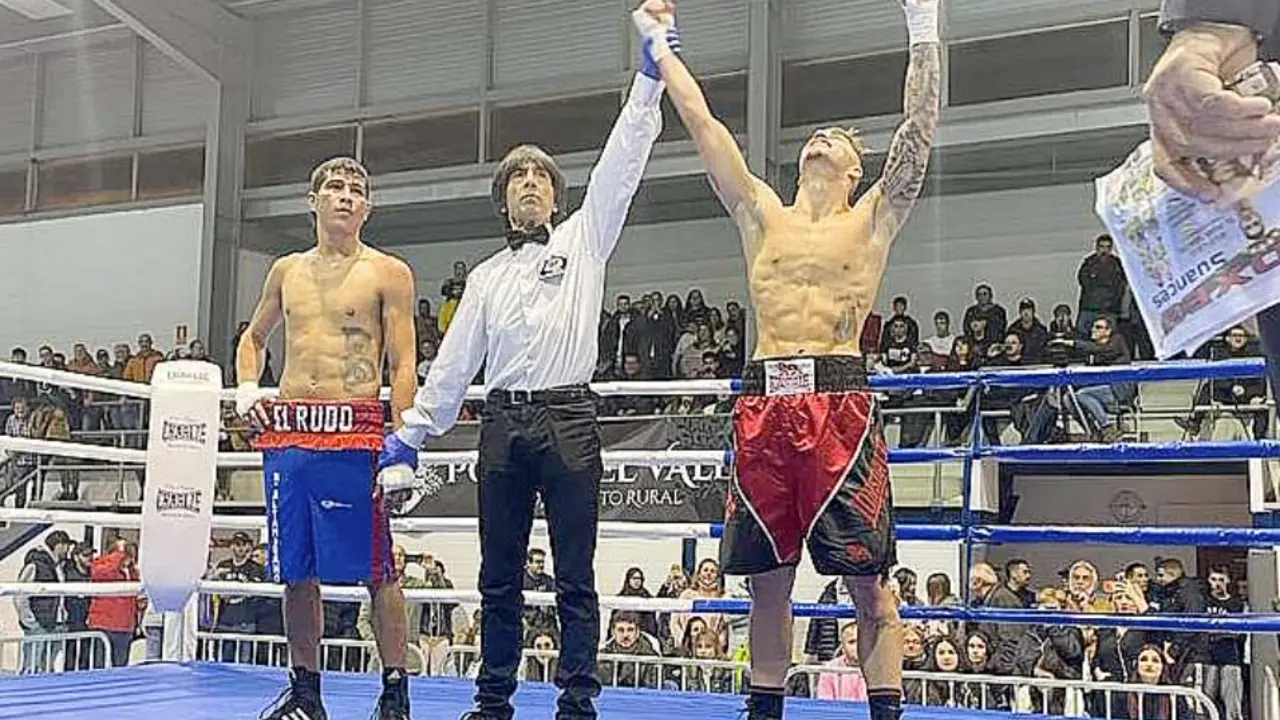 trayectoria estuvo incluso Sergio &lsquo;El Ni&ntilde;o&rsquo; Garc&iacute;a. Y es que, est&aacute; acostum- brado a boxear con gente incluso de m&aacute;s peso que Jes&uacute;s Laso, pero &eacute;ste le tumb&oacute; a la primera. El c&aacute;ntabro sali&oacute; con intenci&oacute;n de com&eacute;rselo, se hizo due&ntilde;o del ring desde su primera zan- cada y comenz&oacute; a alcanzar directos al ment&oacute;n del boxeador nicarag&uuml;ense que en seguida se hicieron notar.
Laso no confundi&oacute; su ambici&oacute;n con la precipitaci&oacute;n, sino que se tom&oacute; su tiempo para echar un vistazo a su opo- nente, adivinar la distancia adecuada y, a partir de ah&iacute;, comenzar a dispa- rar. Su rival ni acertaba a responder. Intent&oacute; zafarse y contragolpear pero sin apenas &eacute;xito. Finalmente, tras ape- nas dos minutos de combate, un buen
 El camargo 74 no puede con el l&iacute;der, que decidi&oacute; el partido en la primera mitad
Jes&uacute;s Laso, proclamado campe&oacute;n de su debut del pasado fin de semana en Hinojedo. / EUSKOBOX