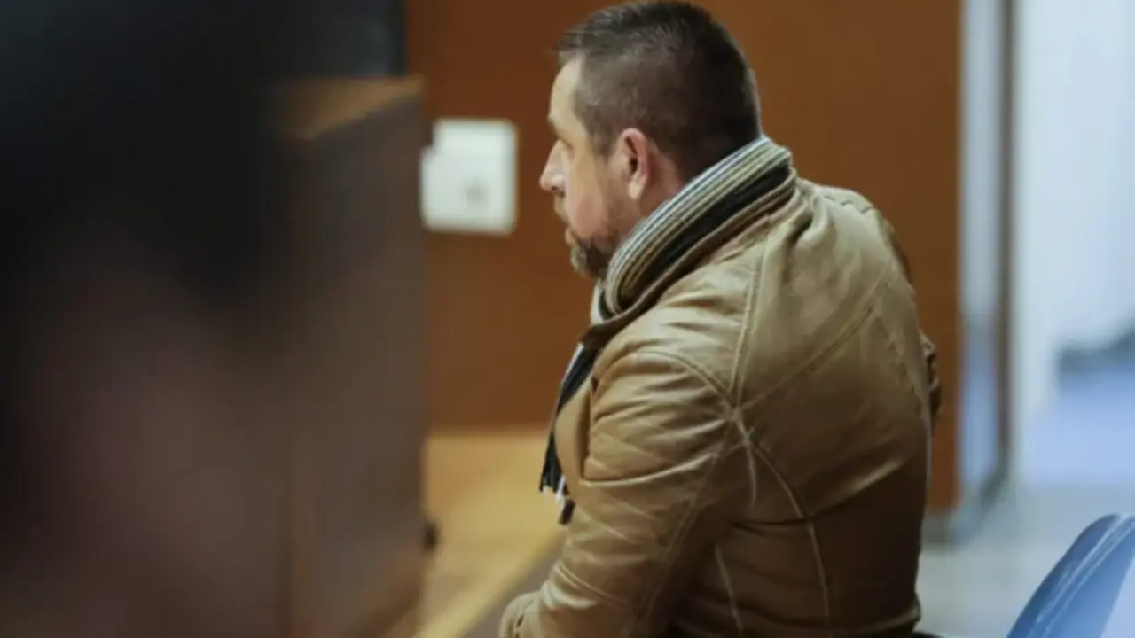 Jos&eacute; Enrique Abu&iacute;n Gey alias 'El Chicle', se sienta este martes en el banquillo de los acusados por una supuesta agresi&oacute;n sexual a su cu&ntilde;ada en enero de 2005. EFE/Cabalar