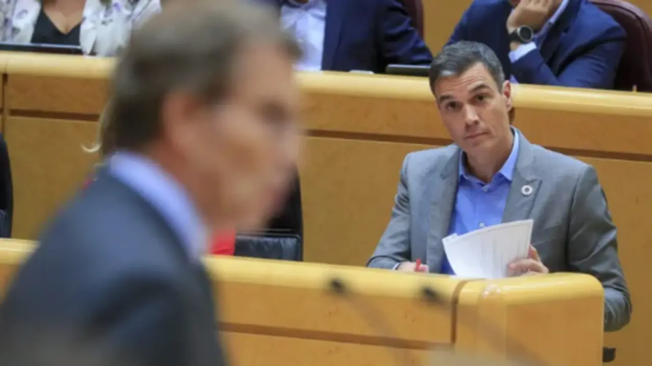 El presidente del Gobierno, Pedro S&aacute;nchez, escucha al l&iacute;der del PP, Alberto N&uacute;&ntilde;ez Feij&oacute;o, en el Senado, en una imagen de archivo. EFE/Fernando Alvarado