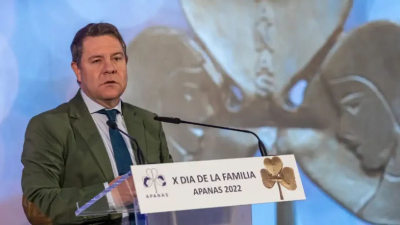 El presidente de Castilla La Mancha, Emiliano Garcia Page, tras ser nombrado presidente de honor de la Asociaci&oacute;n Provincial de Personas con Discapacidad Intelectual y del Desarrollo (Apanas). EFE/&Aacute;ngeles Visd&oacute;mine