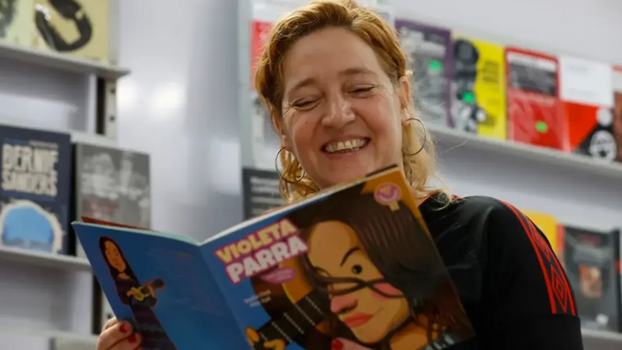 La escritora argentina de literatura infantil Nadia Fink en Santiago (Chile). EFE/ Elvis Gonz&aacute;lez