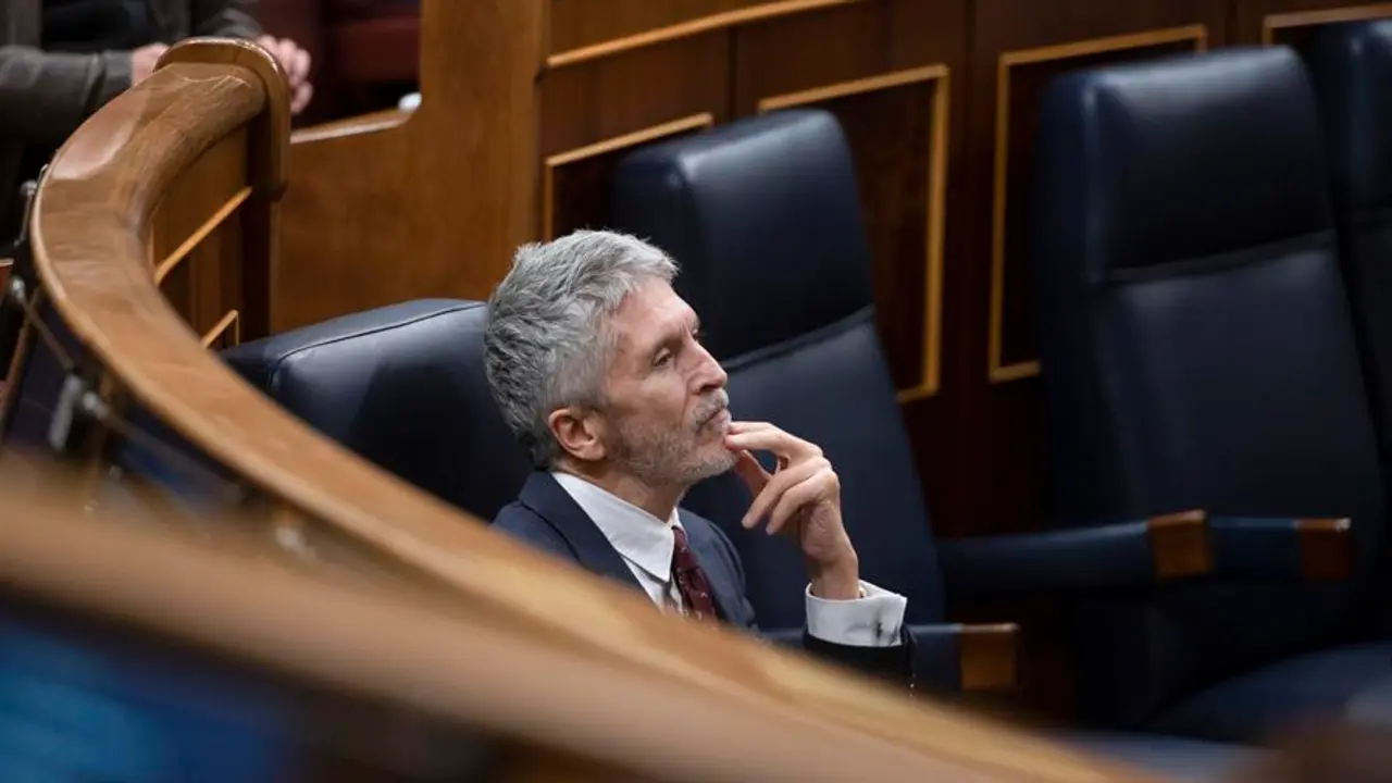 El ministro del Interior, Fernando Grande-Marlaska este martes en el pleno del Congreso durante el debate sobre las partidas presupuestarias. / Fernando Villar