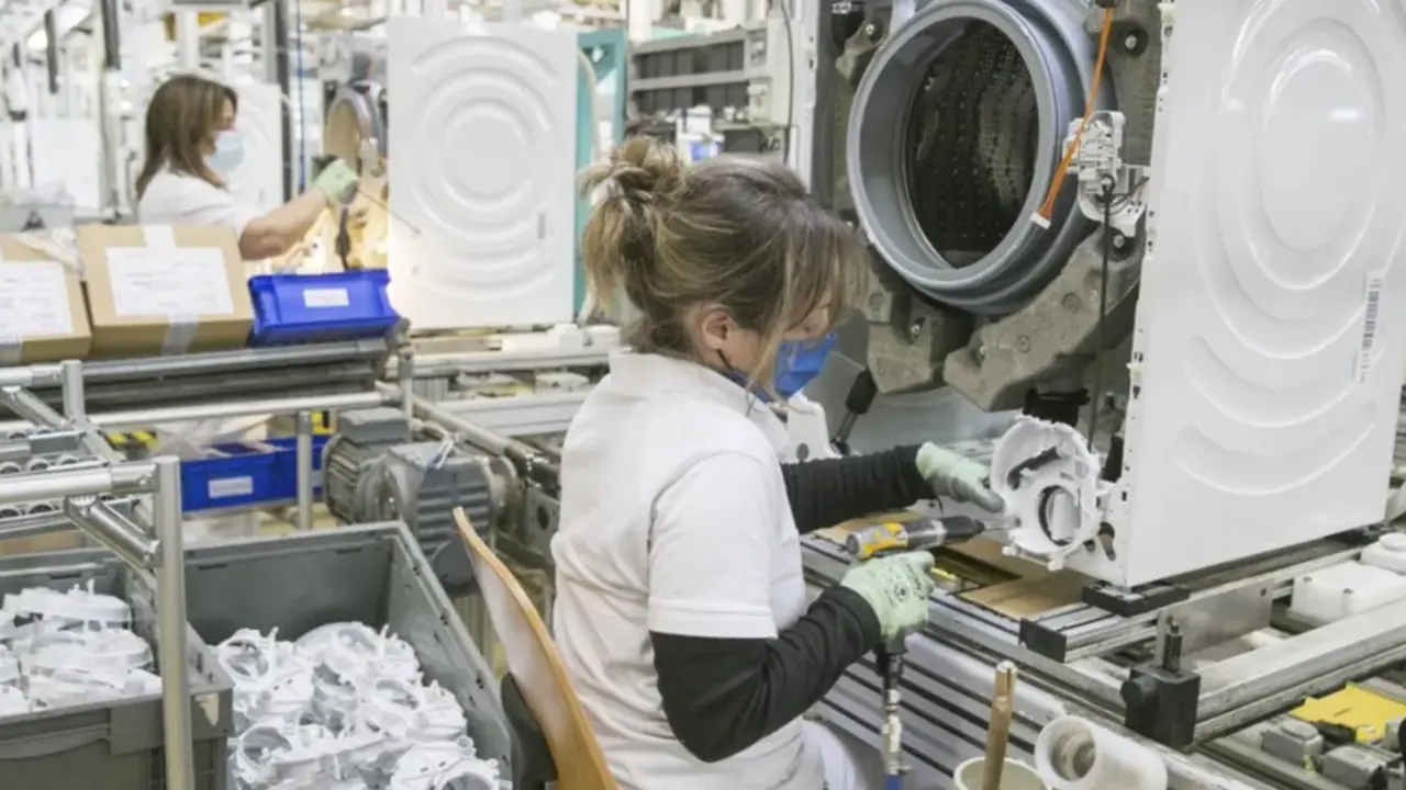 Una f&aacute;brica de lavadoras en Zaragoza, en una imagen de archivo. EFE/Javier Cebollada