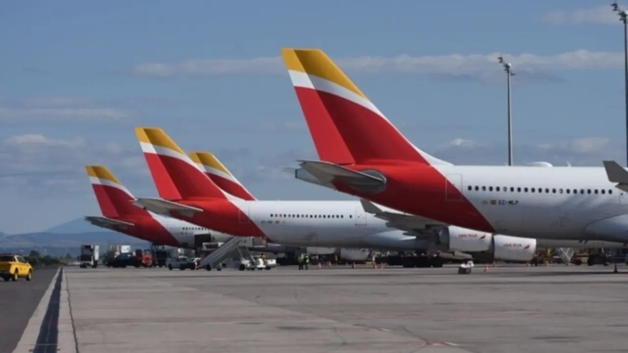 Iberia lidera, por sexto mes consecutivo, el ranking de aerol&iacute;neas europeas m&aacute;s puntuales. / E.P.