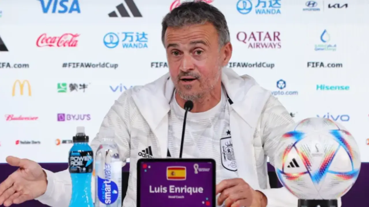 El seleccionador Luis Enrique, en rueda de prensa, hoy. EFE/EPA/Abir Sultan