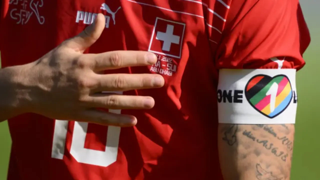 Brazalete arco&iacute;ris del capit&aacute;n de Suiza durante un partido amistoso. EFE/EPA/Laurent Gillieron