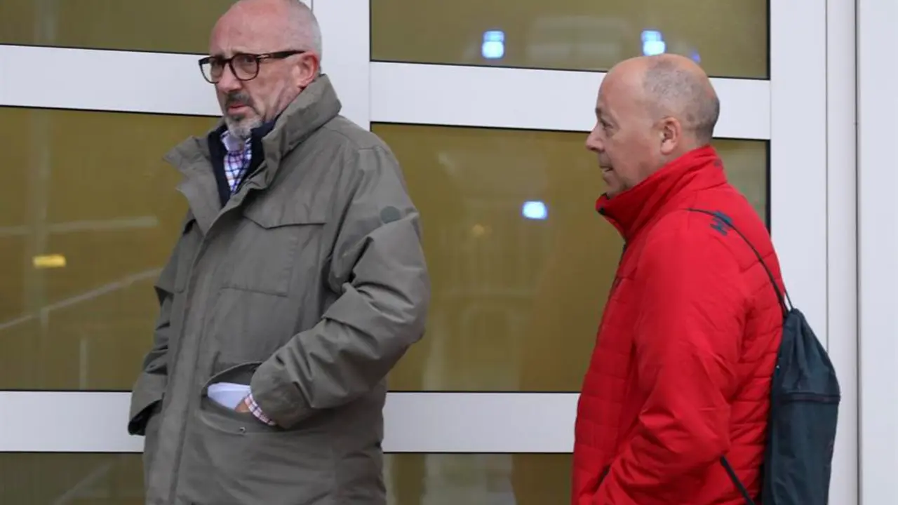 El maquinista jefe de tren, conductor de trenes Alvia y conocedor de la l&iacute;nea AV082, Manuel Mato Varela (i) y el jefe de maquinistas de A Coru&ntilde;a y formador de maquinistas, Juan Carlos Cons Iglesias (d) a su llegada este martes para testificar en el juicio del Alvia que se est&aacute; celebrando en Santiago de Compostela. EFE/Xo&aacute;n Rey.