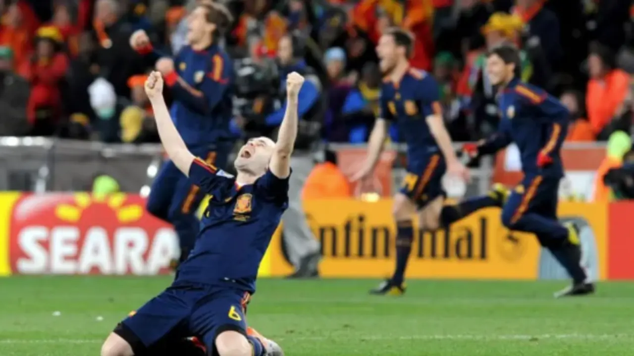 Foto de archivo de Andr&eacute;s Iniesta celebrando la victoria por 1-0 contra Holanda en la final del Mundial de F&uacute;tbol de Sud&aacute;frica 2010. EFE/Gerry Penny