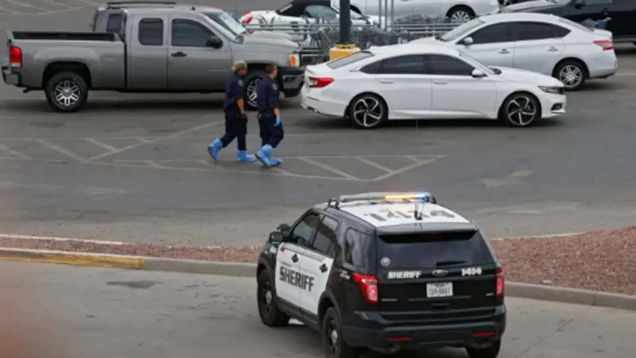 Imagen de archivo del dispositivo policial desplegado tras otro tiroteo masivo en un supermercado de Walmart en el Paso, Texas, en 2019. EFE/EPA/Larry W. Smith