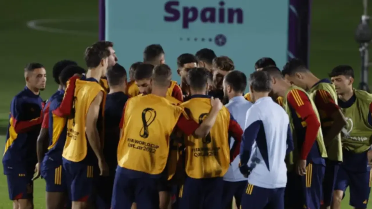 Los jugadores de la selecci&oacute;n espa&ntilde;ola en un entrenamiento el martes en Doha. EFE/ Juanjo Ma