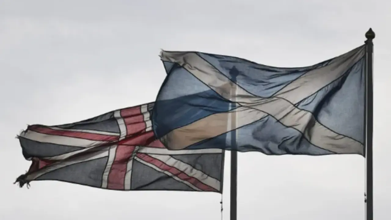 La bandera nacional del Reino Unido (i) y la bandera de Escocia (d) ondean en Londres, Reino Unido, en una imagen de archivo. EFE/Andy Rain