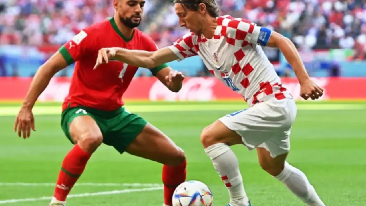 El jugador de Marruecos Sofyan Amrabat (i), trata de quitarle el bal&oacute;n al croata Luka Modric, durante el partido de hoy. EFE/EPA/Noushad Thekkayil