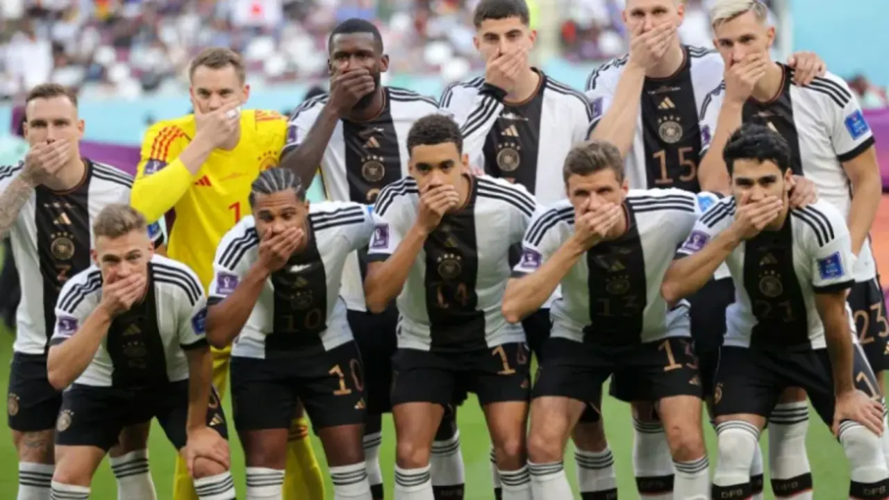 El "once" de Alemania se tapa la boca en protesta contra la FIFA, en el partido contra Jap&oacute;n del Mundial de Qatar 2021. EFE/EPA/Friedemann Vogel