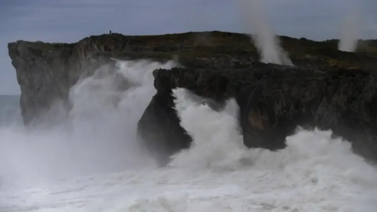 Olas gigantes rompen en los Bufones de Pr&iacute;a, Asturias, este martes. EFE/Eloy Alonso