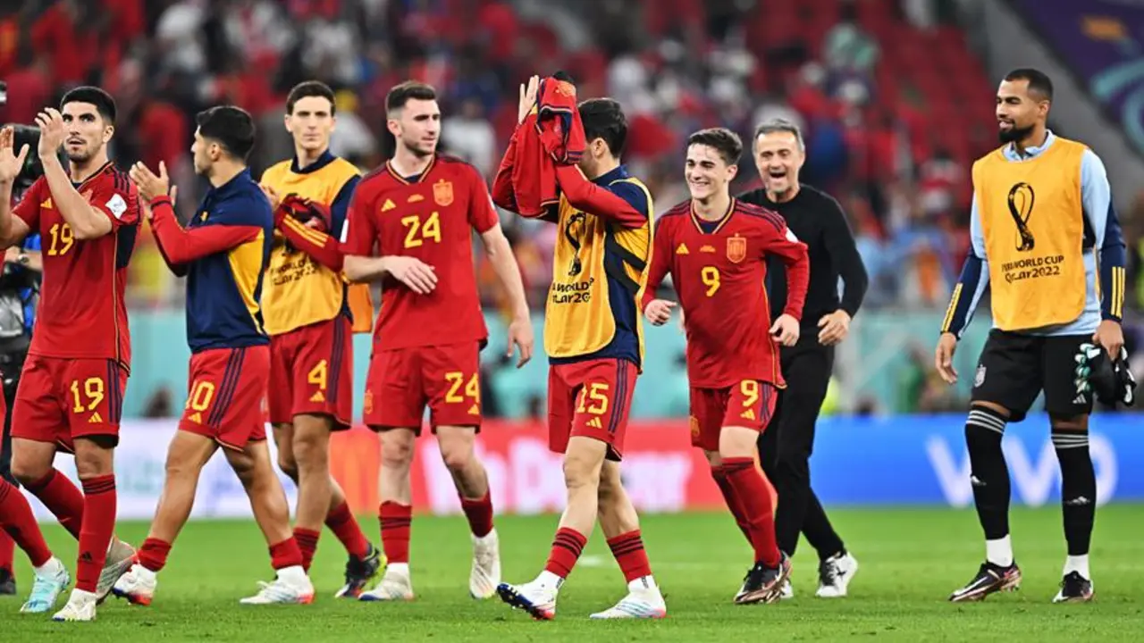 Jugadores de la selecci&oacute;n espa&ntilde;ola celebran el triunfo en el primer partido del mundial Qatar 2022. / Noushad Thekkayil