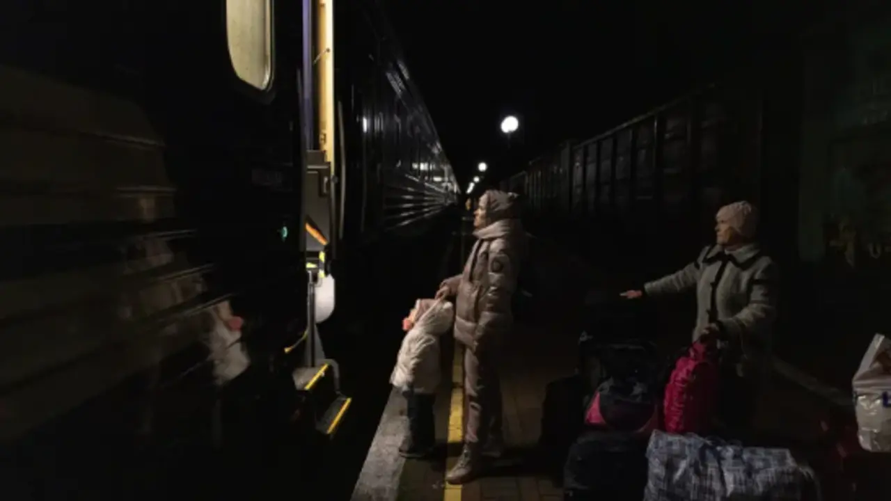 Un grupo de personas cogen un tren desde Jers&oacute;n a Kiev. EFE/EPA/Roman Pilipey