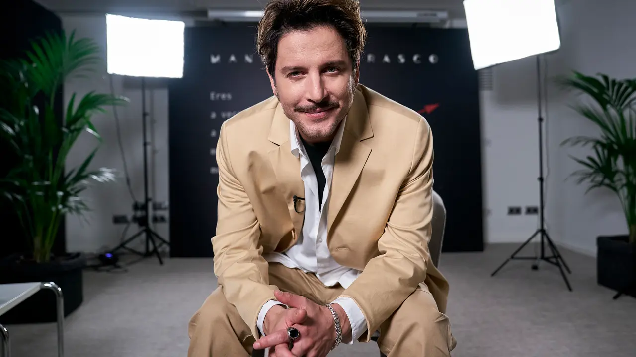 El cantante Manuel Carrasco posa durante una entrevista para Europa Press en el Hotel ME Madrid Reina Victoria, a 24 de noviembre de 2022, en Madrid (Espa&ntilde;a). El artista promociona el lanzamiento de su octavo &aacute;lbum &lsquo;Coraz&oacute;n y flecha&rsquo;, que sale a la venta el pr&oacute;ximo viernes 25 de noviembre. / A. P&eacute;rez Meca
