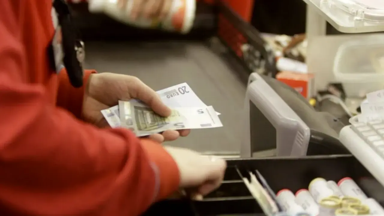 Una cajera en un supermercado, en una imagen de archivo. EFE/Valda Kalmina