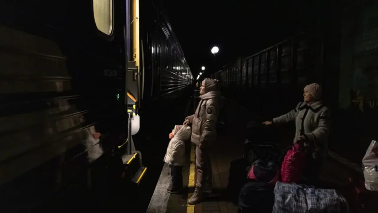 Un grupo de personas cogen un tren desde Jers&oacute;n a Kiev. EFE/EPA/Roman Pilipey