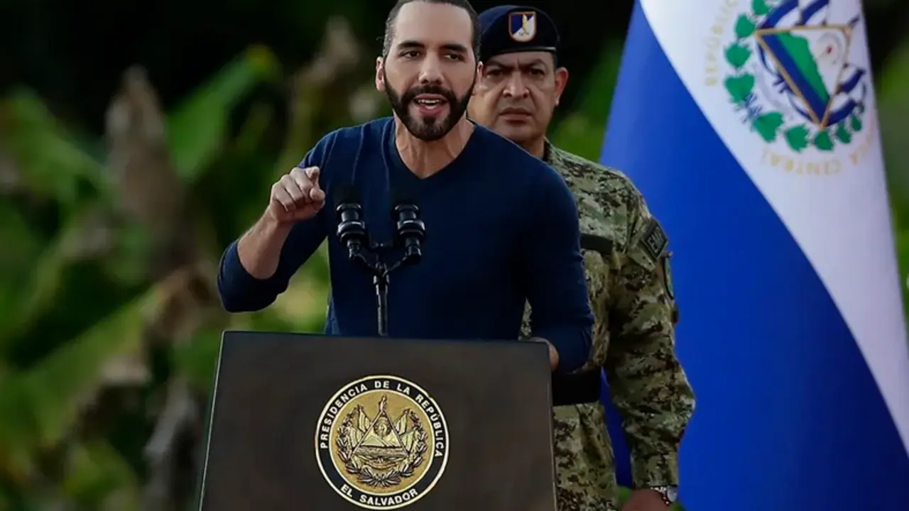 El presidente de El Salvador, Nayib Bukele, habla a tropas militares en Ciudad Arce (El Salvador). EFE/Rodrigo Sura