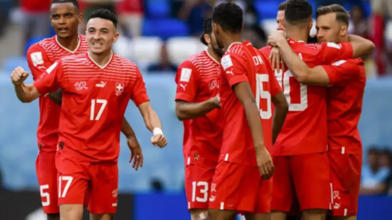 Jugadores de Suiza celebran el gol de hoy frente a Camer&uacute;n, en el partido del Mundial de Qatar 2022. EFE/EPA/Laurent Gillieron