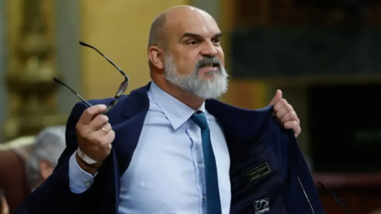 El diputado de VOX V&iacute;ctor Manuel S&aacute;nchez del Real, durante su intervenci&oacute;n en el pleno del Congreso. EFE/ Chema Moya