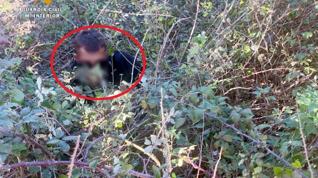 El ladr&oacute;n atrapado en un agujero donde fue interceptado por los agentes.