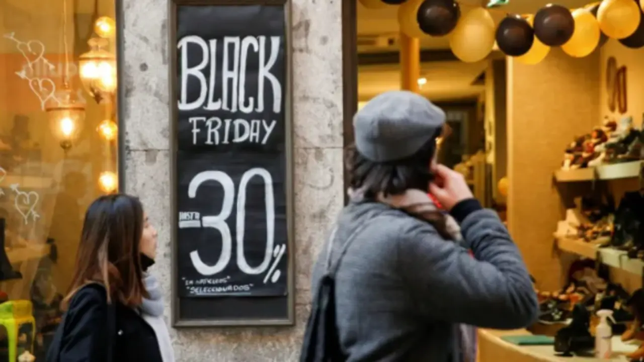 Campa&ntilde;a 'black friday' en una tienda de Madrid el a&ntilde;o pasado. EFE/Diego Fern&aacute;ndez