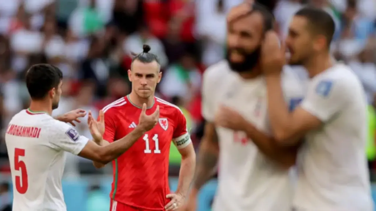 Gareth Bale (2i), tras perder contra Ir&aacute;n. EFE/EPA/Friedemann Vogel