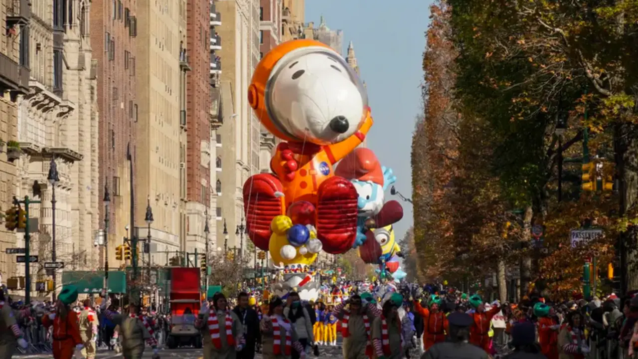 Un gran globo del personaje Snoopy astronauta fue regisrado este jueves, 24 de noviembre, durante la versi&oacute;n 96 del tradicional desfile de las tiendas Macy's por el d&iacute;a de Acci&oacute;n de Gracias, en Nueva York (NY, EE.UU.). EFE/Porter Binks
