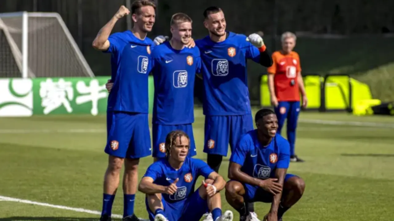 Jugadores de la selecci&oacute;n de Pa&iacute;ses Bajos, durante un entrenamiento en Doha. EFE/EPA/Martin Divisek