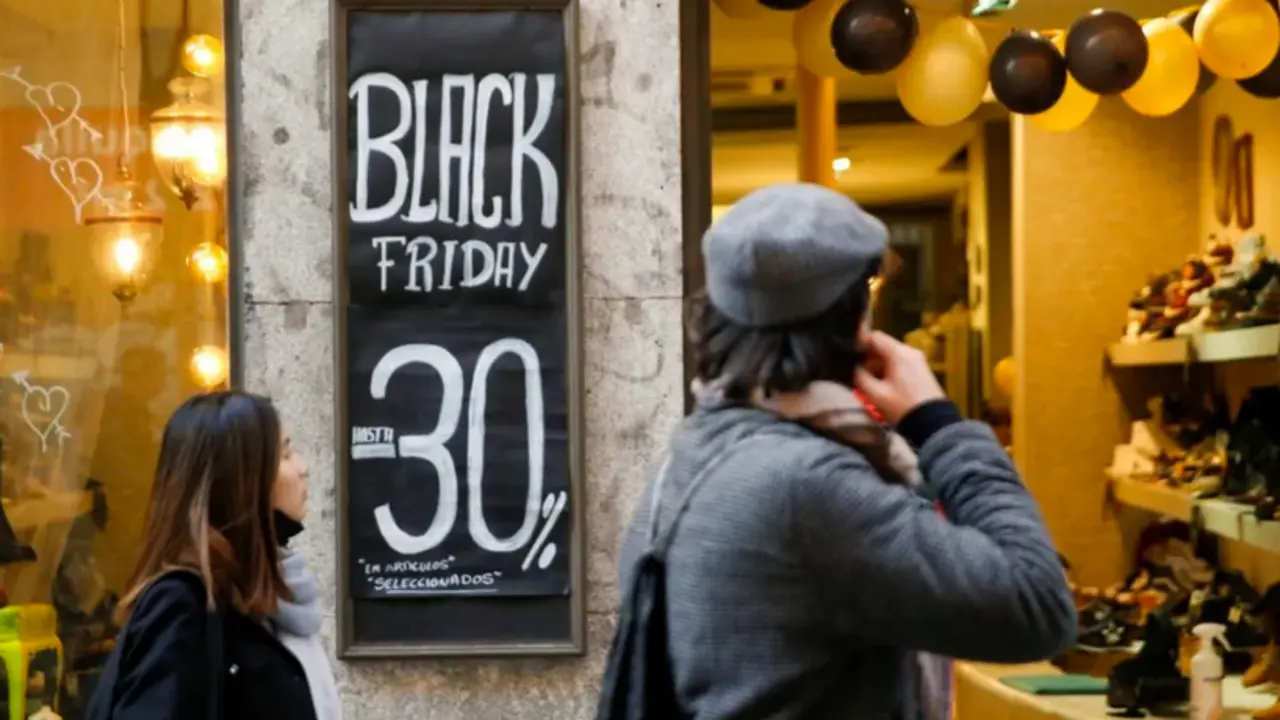 Campa&ntilde;a 'black friday' en una tienda de Madrid el a&ntilde;o pasado. EFE/Diego Fern&aacute;ndez