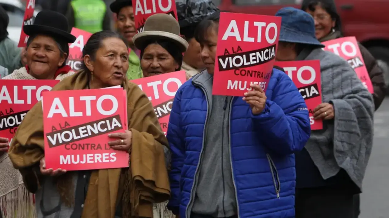 Fotograf&iacute;a de archivo de una marcha de activistas contra la violencia a la mujer, en La Paz. EFE/Martin Alipaz