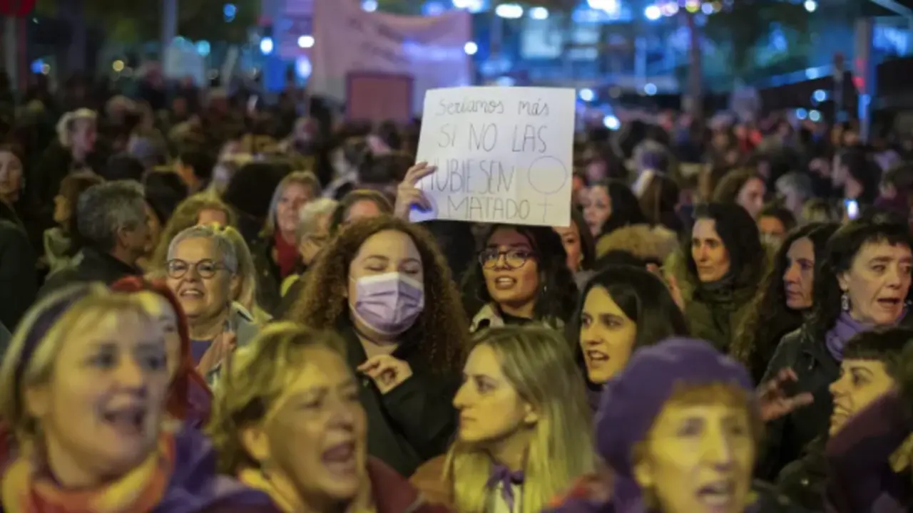 Manifestaci&oacute;n del 25N contra la violencia machista, convocada por la Comisi&oacute;n 8M Vallecas, celebrada este viernes en Madrid con motivo del D&iacute;a Internacional para la Erradicaci&oacute;n de la Violencia contra las Mujeres. EFE/Fernando Villar