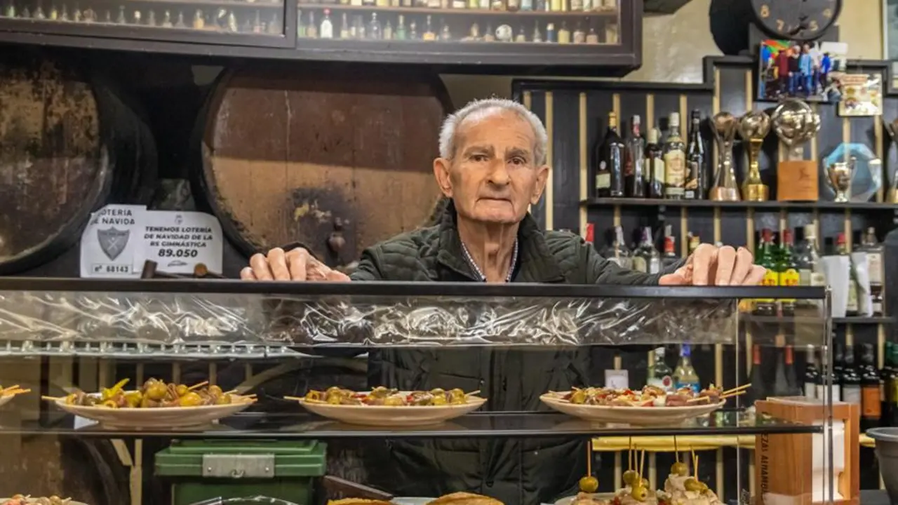 El Bar Chema de Torrelavega no ha dejado de abrir en los &uacute;ltimos 78 a&ntilde;os su barra, tras la que ha estado casi medio siglo Jos&eacute; Mar&iacute;a Guti&eacute;rrez P&eacute;rez 'Chemaro', y ese trabajo como lugar de encuentro en la ciudad ser&aacute; reconocido por la C&aacute;mara de Comercio con un premio a su trayectoria. EFE/Javier G.Paradelo.