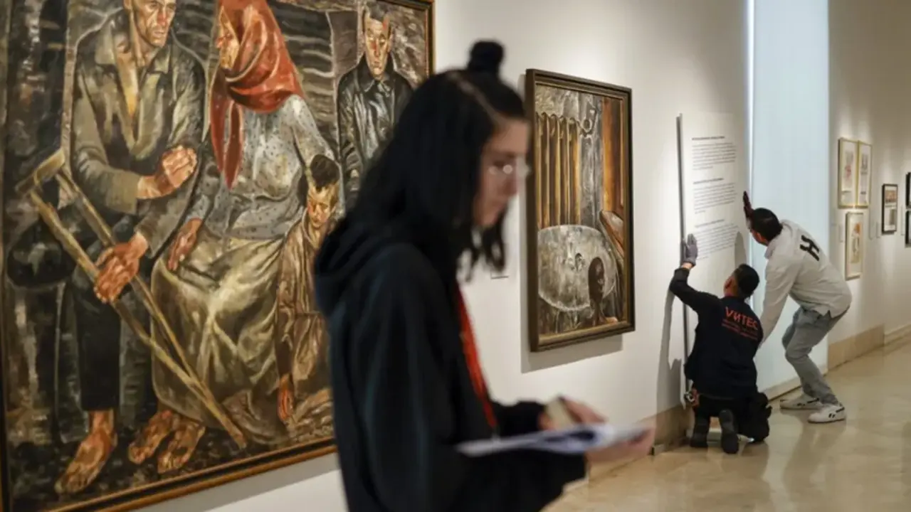 Operarios preparan la muestra de arte de vanguardia ucraniano en el Museo Thyssen, en Madrid. EFE/Daniel Gonz&aacute;lez