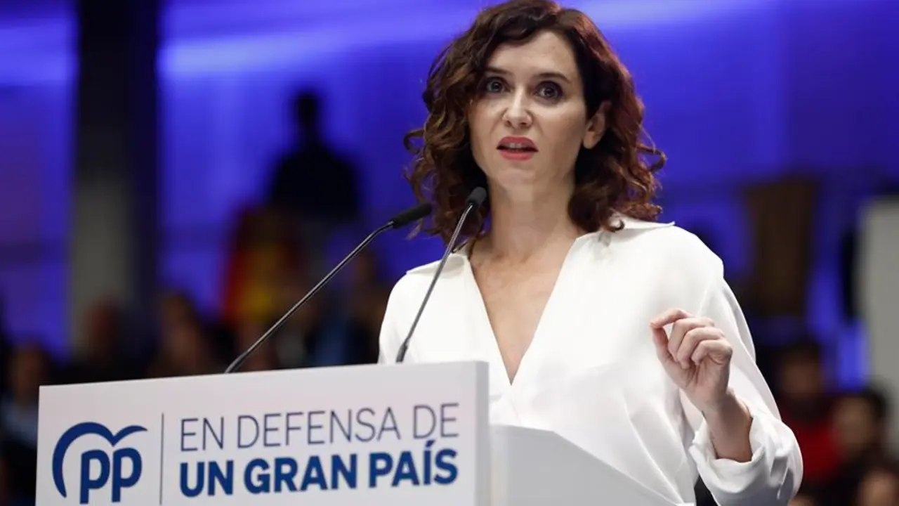 La presidenta de la comunidad de Madrid, Isabel D&iacute;az Ayuso, interviene en el acto del PP bajo el lema "En defensa de un gran pa&iacute;s" celebrado este s&aacute;bado en Madrid. EFE/ Sergio Perez
