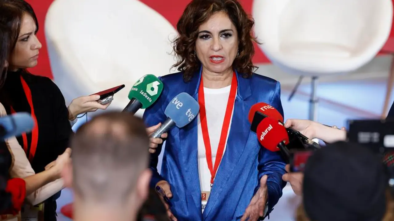 La ministra de Hacienda, Mar&iacute;a Jes&uacute;s Montero atiende a la prensa durante el XXVI Congreso de la Internacional Socialista, este s&aacute;bado en Madrid. EFE/ Chema Moya