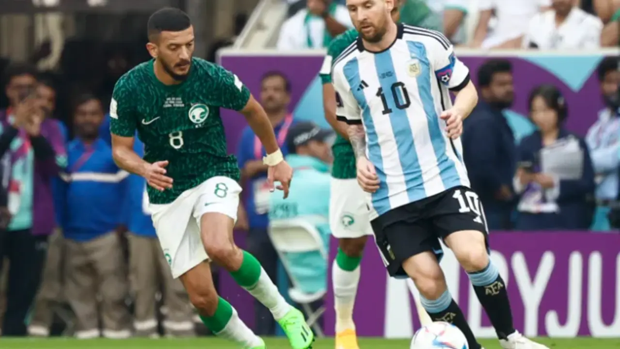 Lionel Messi (d), durante el partido de Argentina contra Arabia Saud&iacute;. EFE/ Rodrigo Jim&eacute;nez