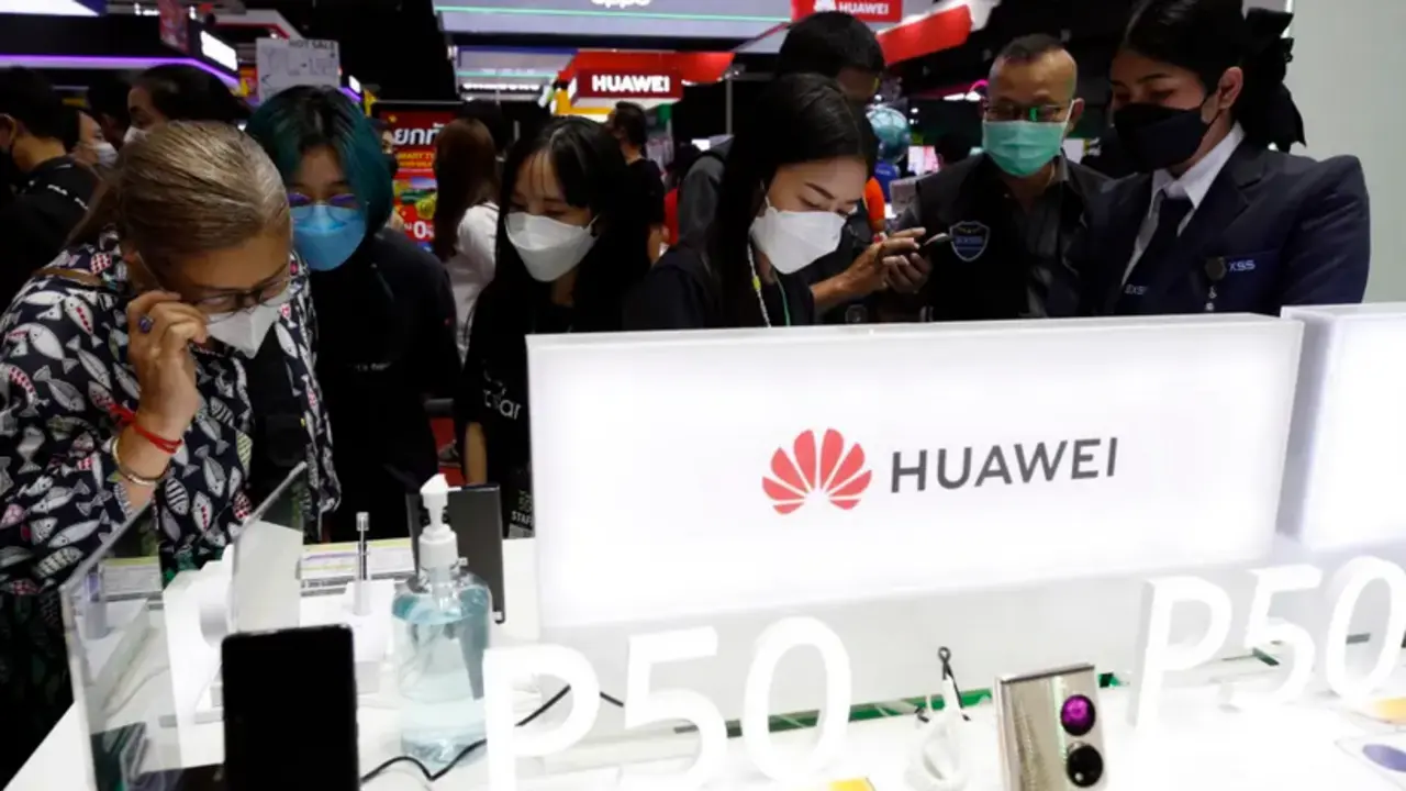 Vista de productos de Huawei, en una fotograf&iacute;a de archivo. EFE/Rungroj Yongrit