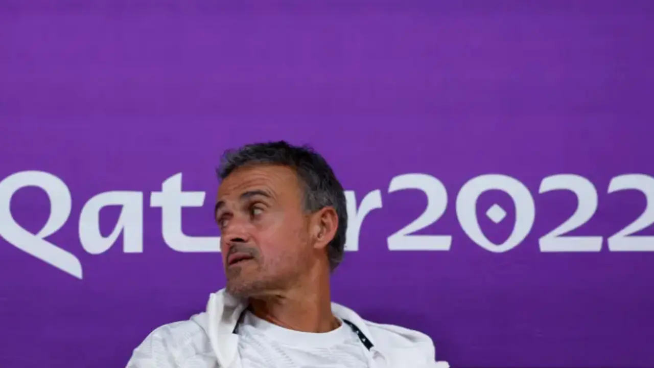 Luis Enrique llega para una rueda de prensa en el Qatar Centro de Convenci&oacute;n Nacional (QNCC) en Doha, Qatar. EFE/ JuanJo Mart&iacute;n