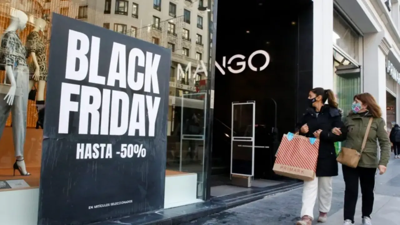 Cartel de Black Friday, en una calle comercial en Madrid, en una imagen de archivo. EFE/Diego Fern&aacute;ndez