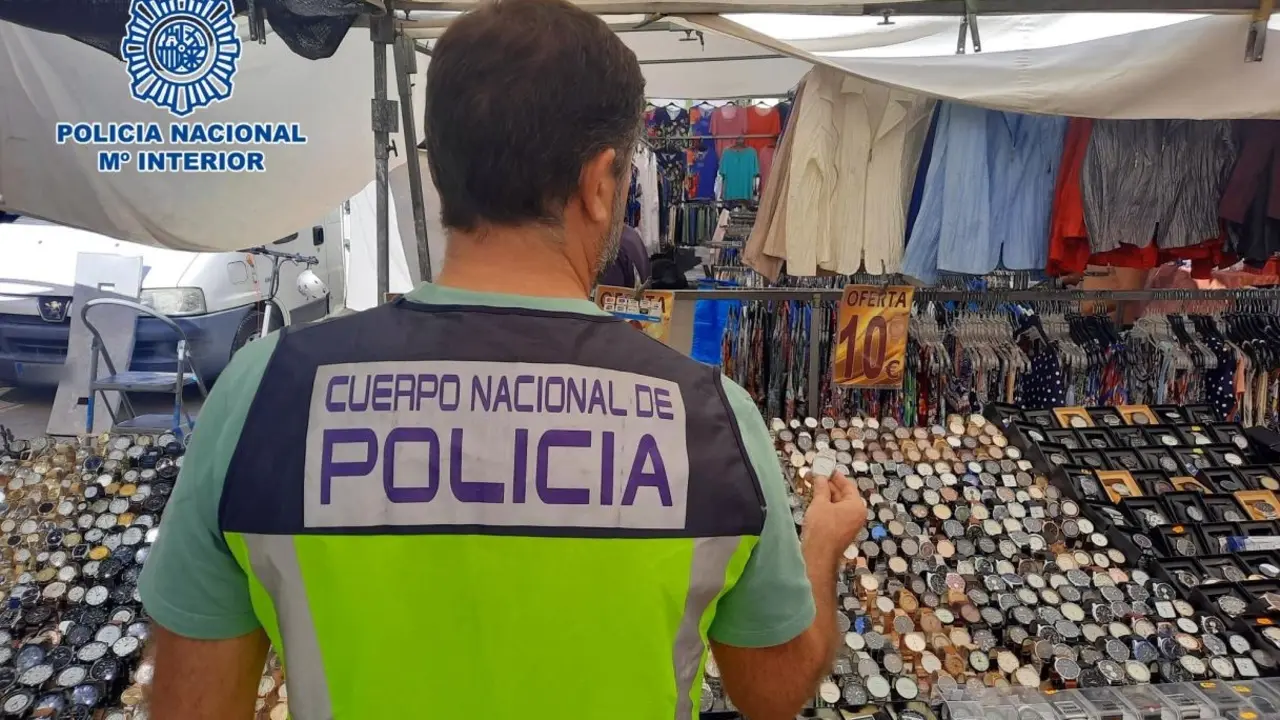 Detenidas once personas e intervenidos m&aacute;s de 2.400 efectos falsificados en un mercado callejero. / E.P.