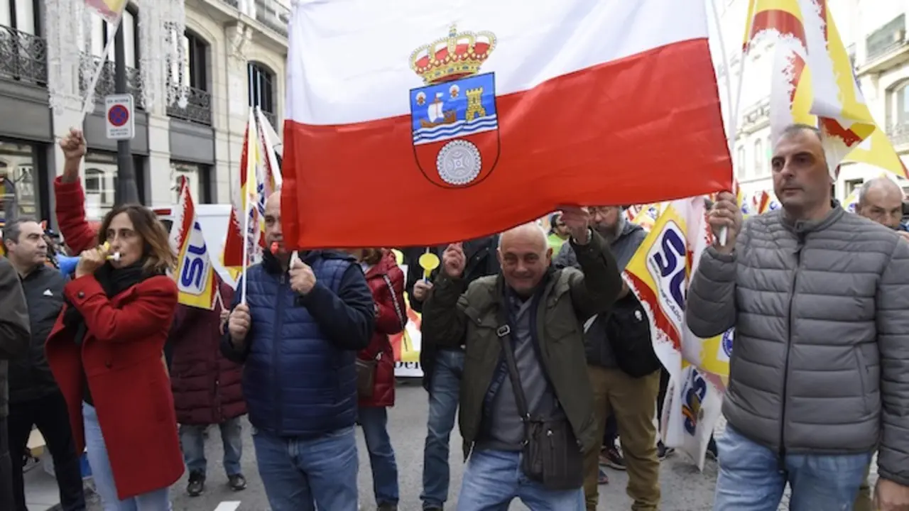 Varios miembros de los cuerpos de Seguridad del Estado durante la manifestaci&oacute;n por las calles de Madrid. / R. Zubelzu