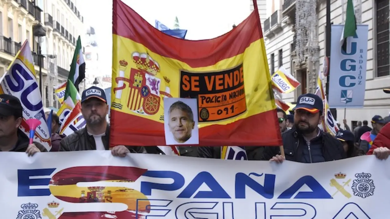 Manifestaci&oacute;n con la pancarta de Marlaska y se vende policias. / R. Zubelzu