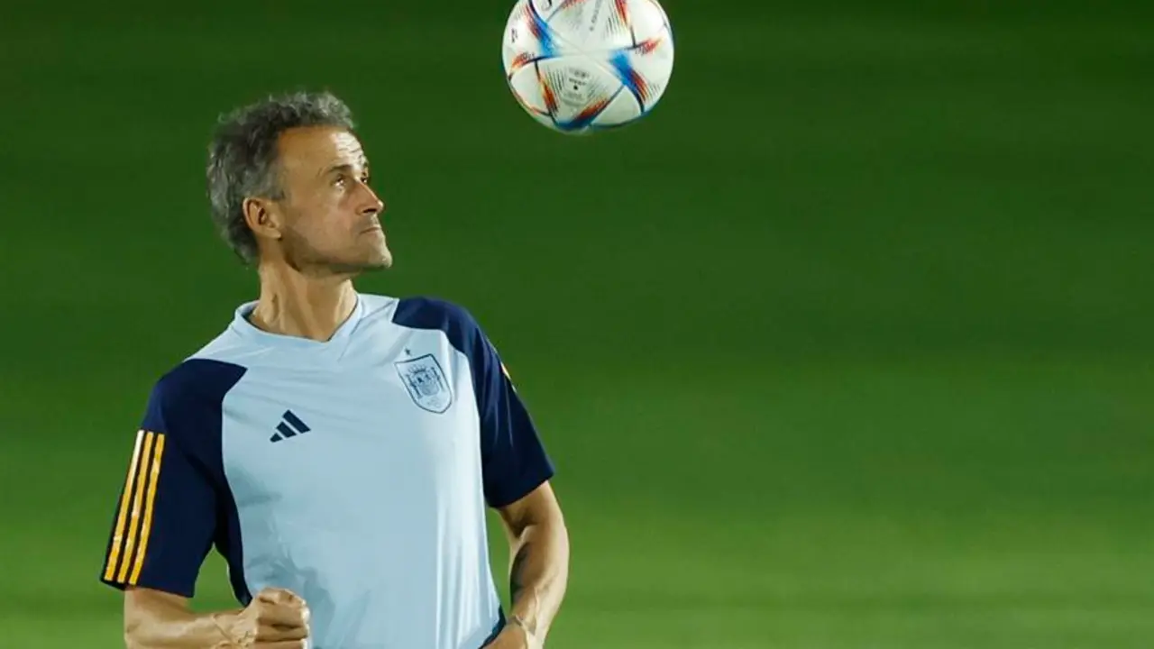 El entrenador de la selecci&oacute;n espa&ntilde;ola, Luis Enrique, dirige el entrenamiento de este s&aacute;bado en Doha, Catar, en la v&iacute;spera del encuentro de fase de grupos del Mundial de Qatar 2022 ante Alemania. EFE/ Juanjo Mart&iacute;n
